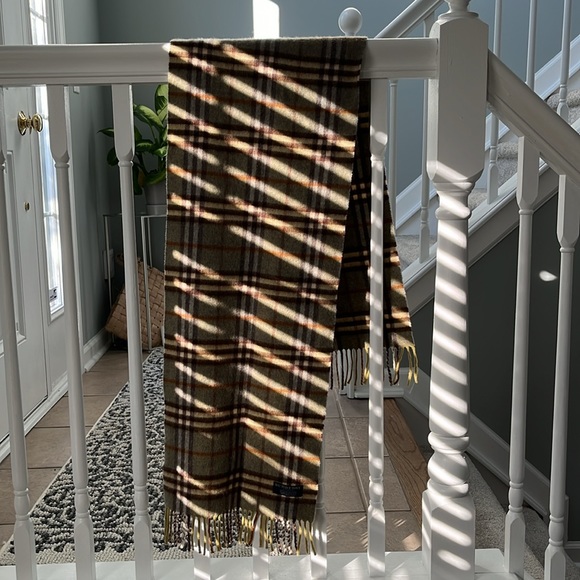 Burberry scarf- authentic - Picture 2 of 3